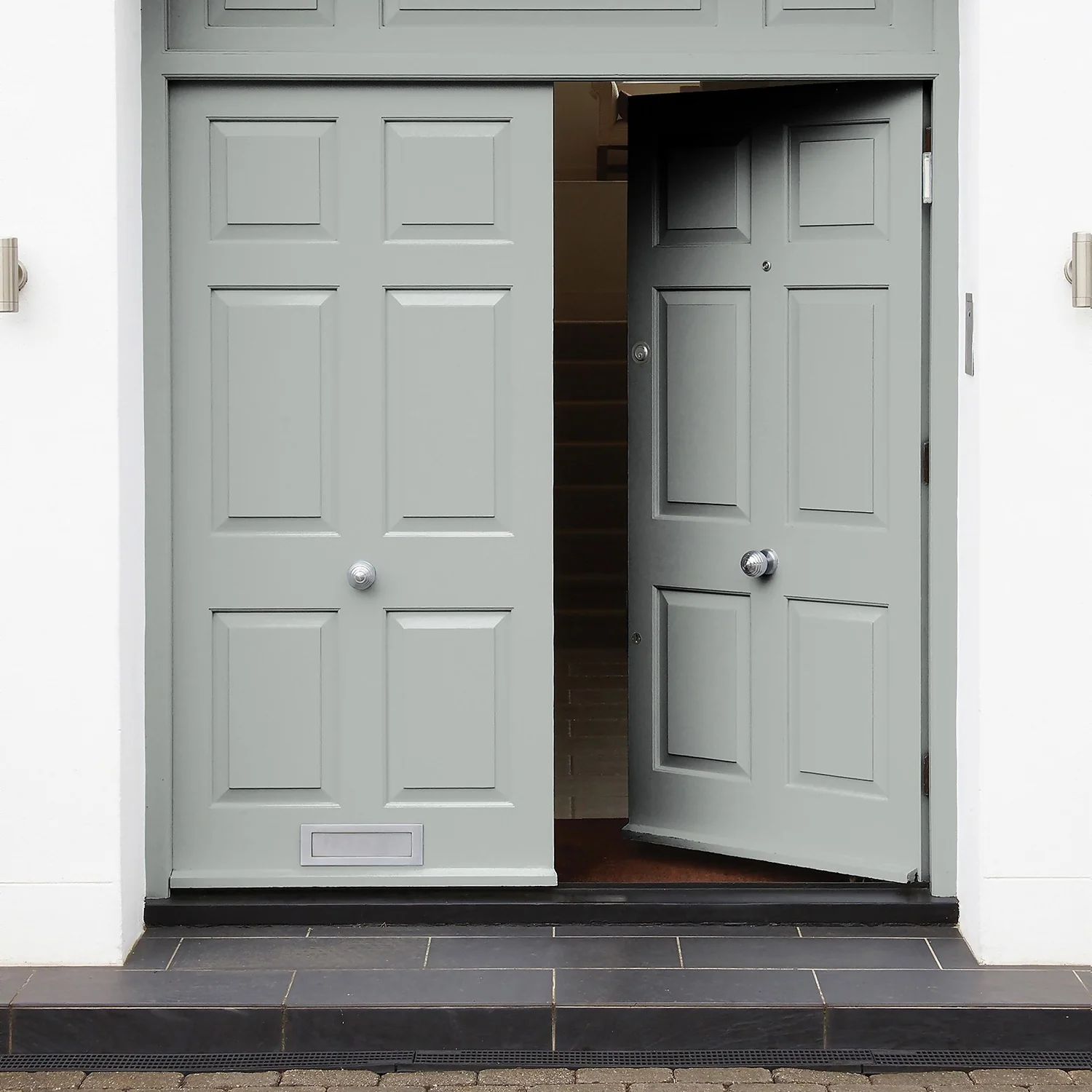 Sandtex® Rapid Dry Satin Paint Cloudy Day - 750ml 2 Sandtex® Rapid Dry Satin Paint Cloudy Day - 750ml - Image 2